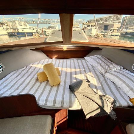 Laura Boat Hotel Сант Адриа де Бесос Екстериор снимка