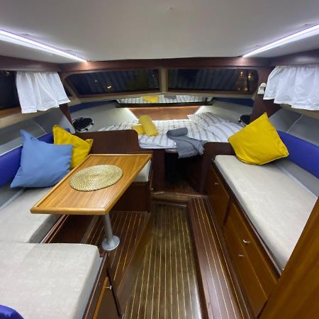 Laura Boat Hotel Сант Адриа де Бесос Екстериор снимка