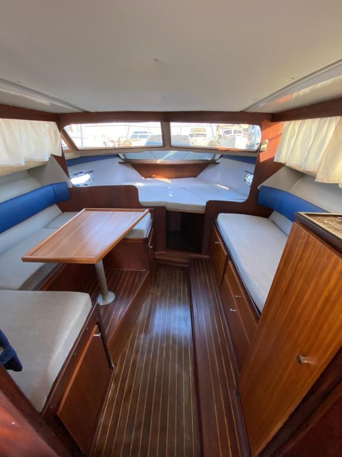 Laura Boat Hotel Сант Адриа де Бесос Екстериор снимка