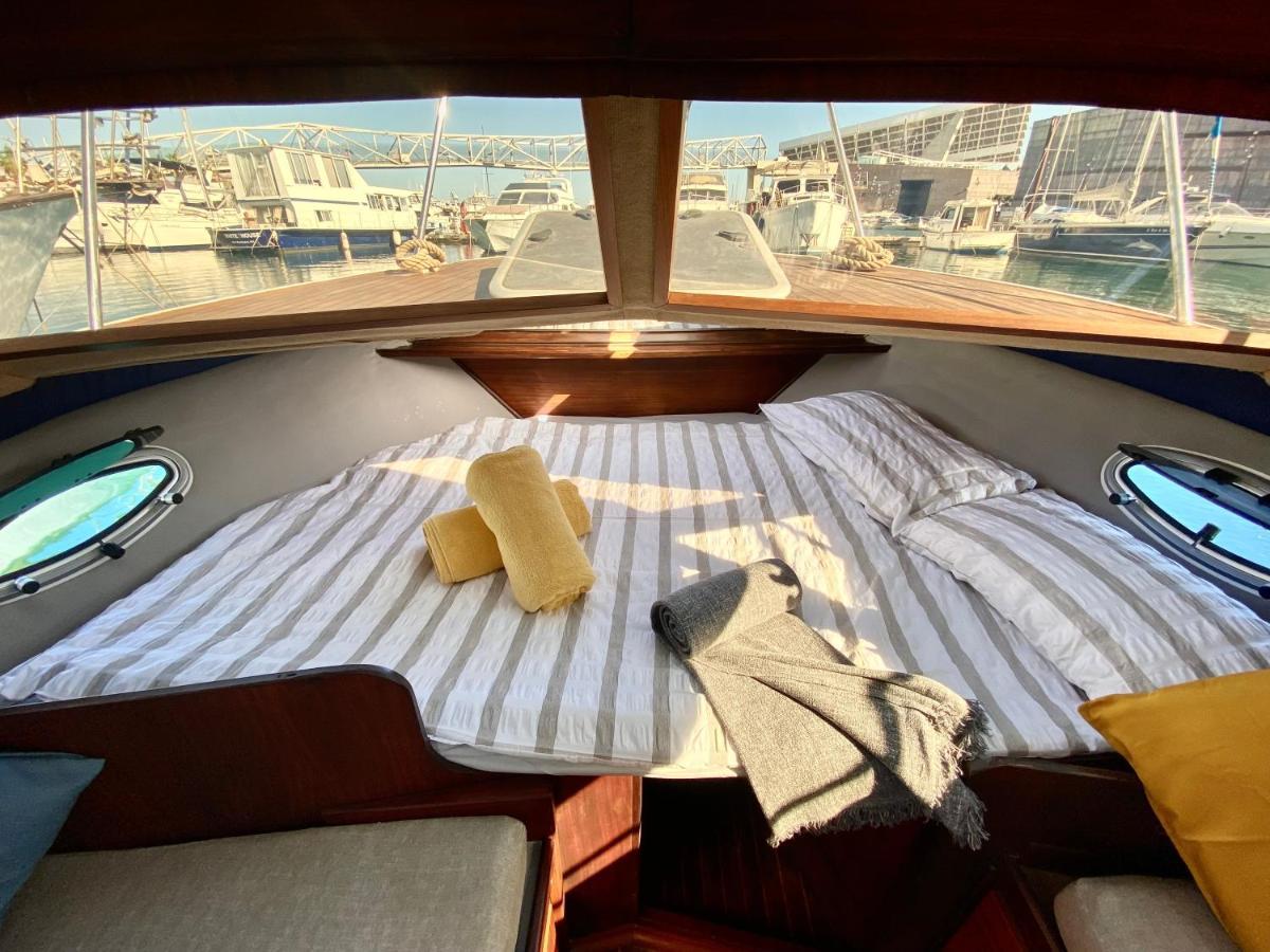 Laura Boat Hotel Сант Адриа де Бесос Екстериор снимка