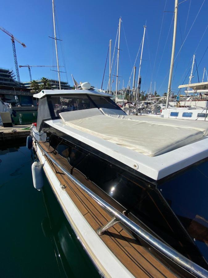 Laura Boat Hotel Сант Адриа де Бесос Екстериор снимка