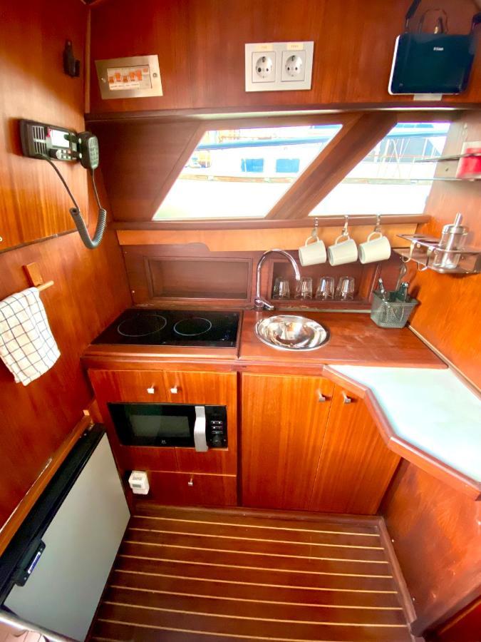 Laura Boat Hotel Сант Адриа де Бесос Екстериор снимка